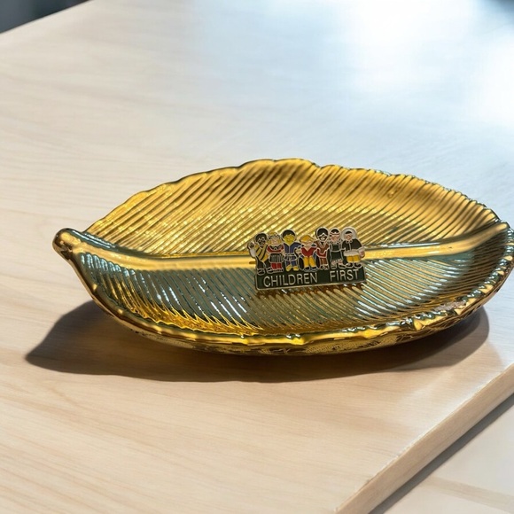 Vintage Brooch Made in Malaysia 🇲🇾 - Children First - Picture 4 of 5